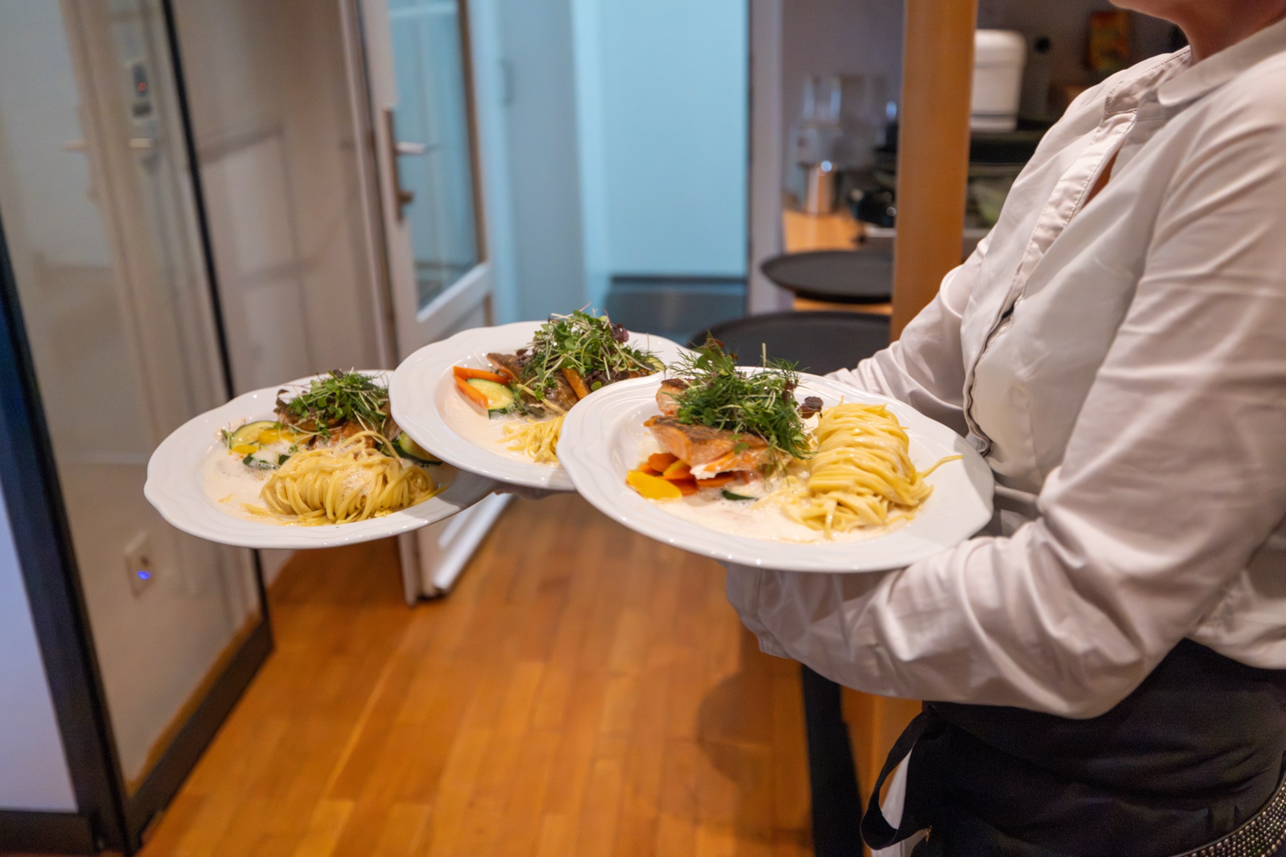 Angerichtete Hauptgänge aus der Catering-Küche