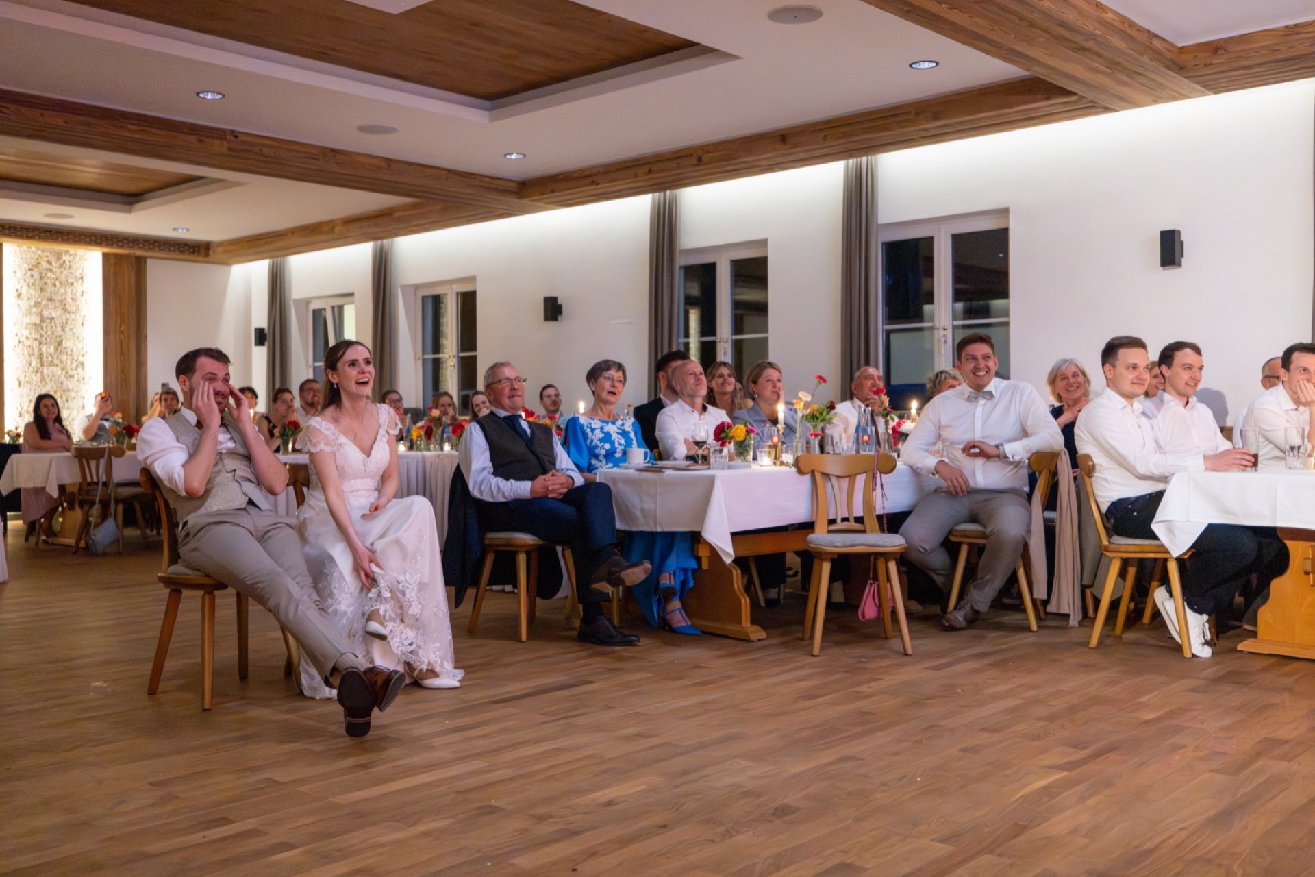 Saal mit Tischschmuck
